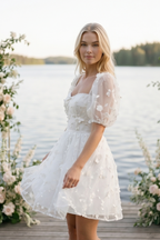 Kuva jossa tytöllä on trendikäs mekko juhliin